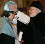 Carlos Berzona en el momento de imponer a Serrat el birrete azul que le acredita como doctor 'honoris causa'