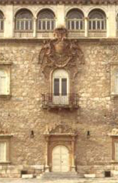 Blas�n que adorna el Palacio Arzobispal de Alcal� de Henares, uno de los m�s impresionantes de toda la Comunidad de Madrid, con cuatro metros de alto por tres de ancho