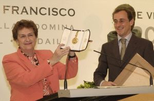 Rosalyn Higgins muestra la medalla 'Francisco de Vitoria' durante el acto de entrega