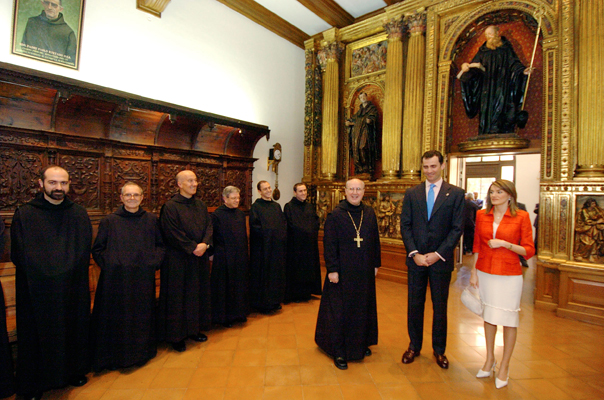 Los Pr�ncipes posan con las autoridades eclesi�sticas presentes en el acto