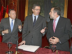 Jos� Mar�a �lvarez del Manzano, Alberto Ruiz-Gallard�n y Juan Barranco conversan en el homenaje a Tierno Galv�n.