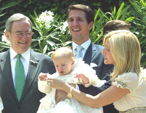 Pablo de Grecia sostiene a su cuarto hijo, rodeado de su padre, Constantino de Grecia y su esposa, Marie-Chantal.