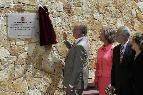 Sus Majestades descubren la placa conmemorativa en su honor en Puerto Rosario (Fuerteventura)