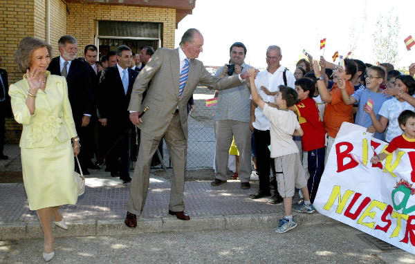 Sus Majestades con los ninos de Zarza de Granadilla (C�ceres) durante la inaguraci�n del curso pasado
