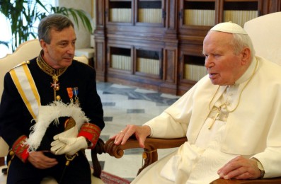Jorge Dezcallar entreg� a Juan Pablo II sus credenciales como embajador en 2004