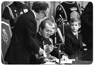El Rey don Juan Carlos firma la Constitucion el 6 de diciembre de 1978