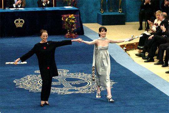 Maya Plisetskaya (izquierda) y Tamara Rojo saludan tran recibir su galard�n