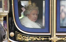 Isabel II se traslada en carroza desde el Palacio de Buckingham hasta el Parlamento