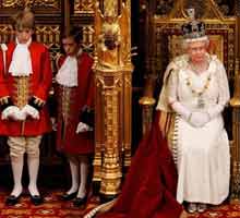 La Reina sentada en su trono. Puede apreciarse el detalle de la capa de terciopelo rojo. A su izquierda, dos j�venes pajes.