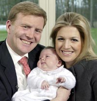 Guillermo y M�xima posan felices tras el nacimiento de su primog�nita, Amalia, en 2003