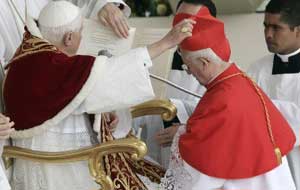 Momento de imposici�n de la birreta al Cardenal Antonio Canizares