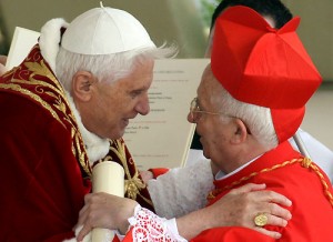 El abrazo de paz, con que finaliza la imposici�n de los atributos