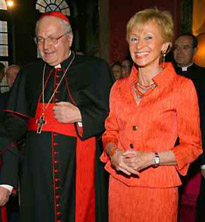 El Cardenal Angelo Sodano junto a la vicepresidenta espanola, durante la recepci�n en el Palacio de Espana