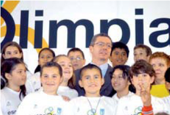 Alberto Ruiz Gallard�n rodeado de ninos en la presentaci�n de Escoolimpia 2006