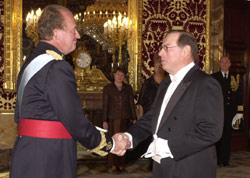 Presentaci�n de cartas credenciales de George Argyros, anterior embajador, en noviembre de 2001