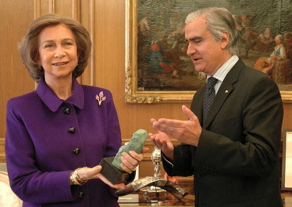El presidente del F�rum hace entrega a la Reina Dona Sof�a del Master Extraordinario por la labor de la fundaci�n que lleva su nombre