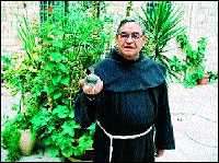 El hermano franciscano Ovidio Duenas es el encargado de recoger el agua bendita