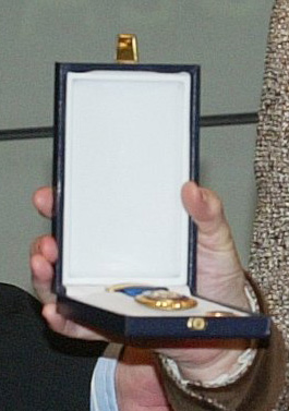 En detalle, la Medalla de oro al M�rito en el Trabajo