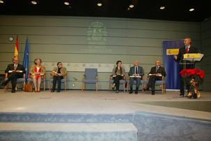 Un momento del acto de entrega de las Medallas de oro al M�rito en el Trabajo, celebrado ayer, 27 de diciembre de 2005