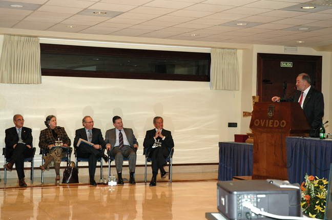 El Alcalde de Oviedo, Gabino de Lorenzo, se dirige a los presentes en el acto, ante la atenta mirada de los cinco galardonados