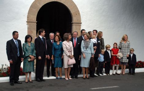 Improvisada foto de familia a la salida de la iglesia