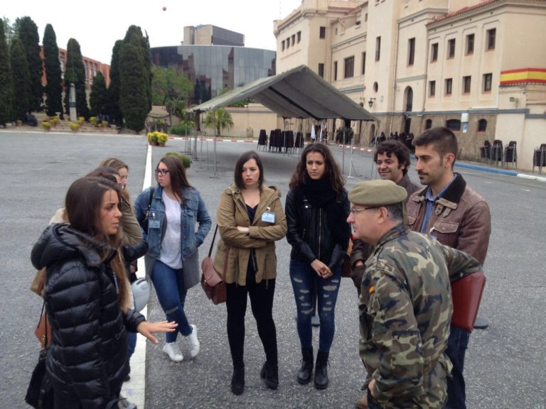 Alumnas de EIP Barcelona asisten al ensayo general de una jura de bandera en el cuartel del Bruch
